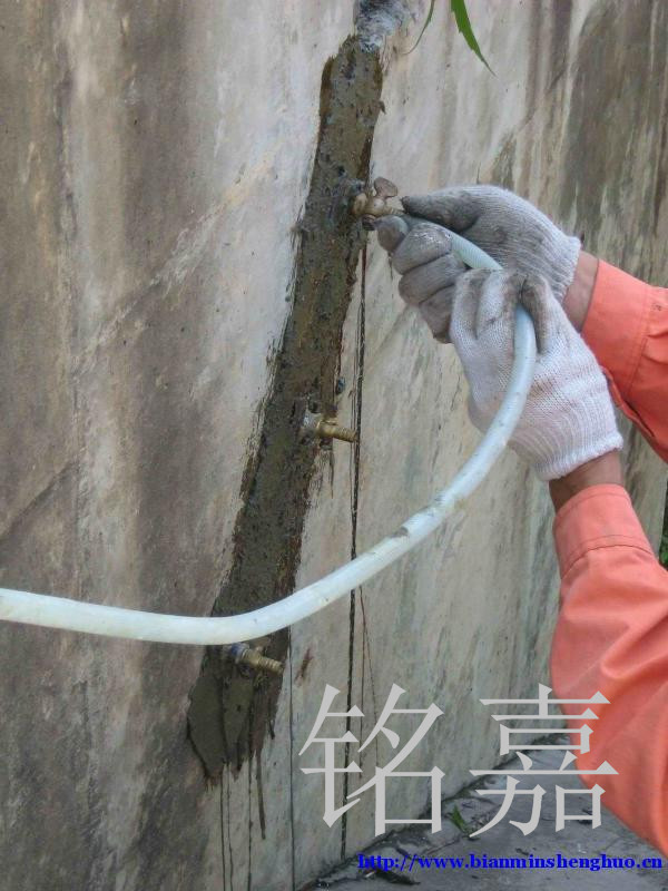 墙壁裂缝灌浆